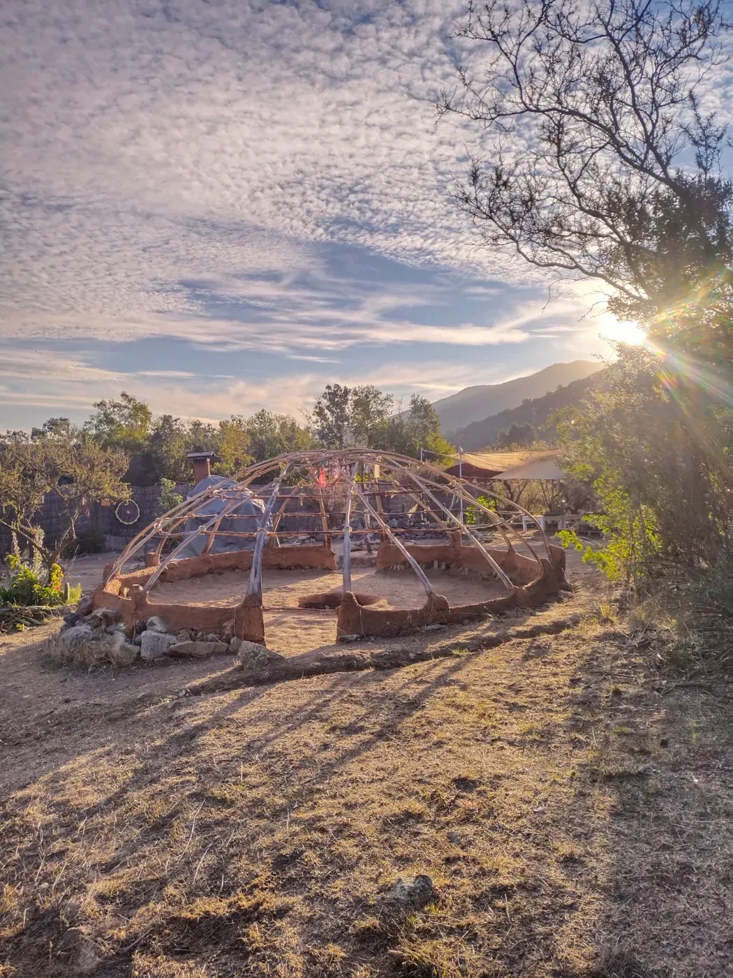 Cúpula del Temazcal al amanecer en Kankana Maha Templo